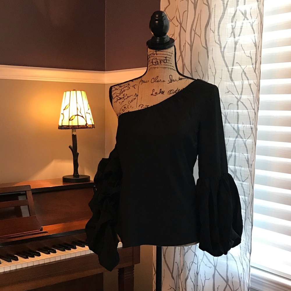 Lulumari NWT One Shoulder Top W/ Side Zip